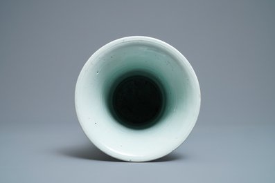 Un vase de forme gu en porcelaine de Chine wucai, Shunzhi