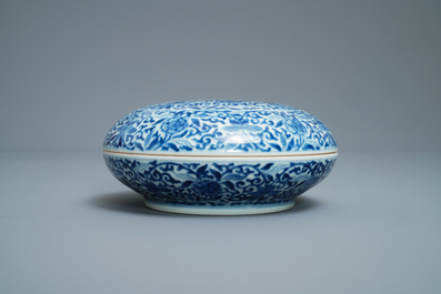 Une bo&icirc;te couverte en porcelaine de Chine en bleu et blanc, marque de Kangxi, 19&egrave;me