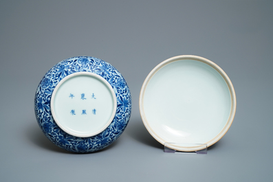 Une bo&icirc;te couverte en porcelaine de Chine en bleu et blanc, marque de Kangxi, 19&egrave;me