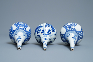 Drie Chinese blauw-witte sprenkelaars voor de Islamitische markt, Kangxi