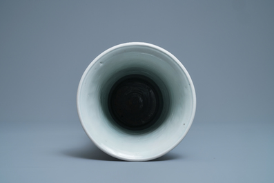 Un vase de forme gu en porcelaine de Chine wucai, Shunzhi