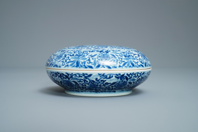 Une bo&icirc;te couverte en porcelaine de Chine en bleu et blanc, marque de Kangxi, 19&egrave;me