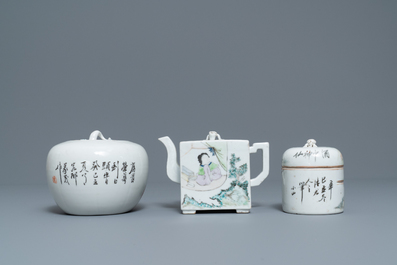 A Chinese qianjiang cai teapot and two covered bowls, 19/20th C.