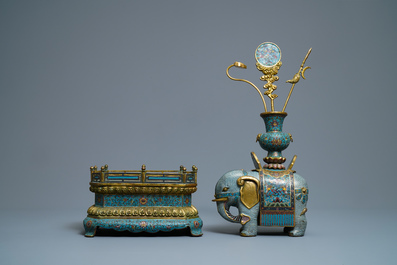 Een groot Chinees model van een olifant met attributen in cloisonn&eacute; en verguld brons, Qianlong merk, 19/20e eeuw