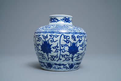 Een Chinese blauw-witte vaas met lotusslingers, gedateerd 1587, Wanli merk en periode