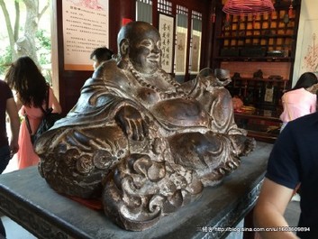 Een grote Chinese gietijzeren figuur van Guanyin met opschrift op de rug, Ming/Qing