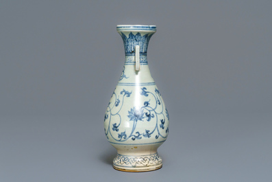 Un vase en porcelaine de Chine en bleu et blanc &agrave; d&eacute;cor de rinceaux de lotus, Yuan