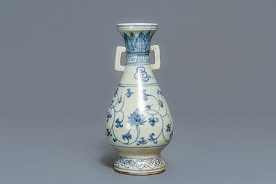 Un vase en porcelaine de Chine en bleu et blanc &agrave; d&eacute;cor de rinceaux de lotus, Yuan