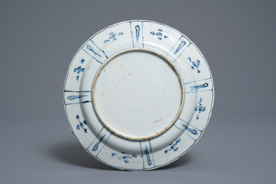 Een Chinees blauw-wit bord met een reiger, Wanli