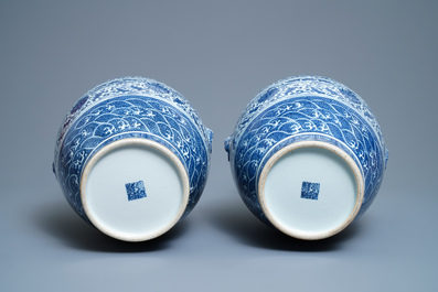 Een paar Chinese blauw-witte hu vazen met florale slingers, Qianlong merk, 19e eeuw