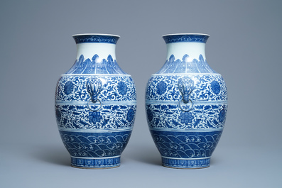 Een paar Chinese blauw-witte hu vazen met florale slingers, Qianlong merk, 19e eeuw