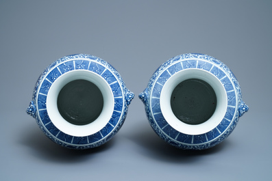 Une paire de vases de forme hu en porcelaine de Chine en bleu et blanc, marque de Qianlong, 19&egrave;me