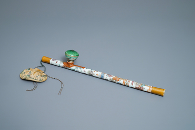 Une pipe &agrave; opium en porcelaine de Chine et sa pochette en soie brod&eacute;e, 19&egrave;me