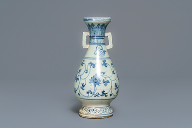 Un vase en porcelaine de Chine en bleu et blanc &agrave; d&eacute;cor de rinceaux de lotus, Yuan