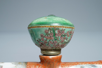 Une pipe &agrave; opium en porcelaine de Chine et sa pochette en soie brod&eacute;e, 19&egrave;me