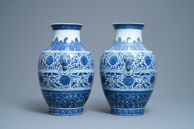 Een paar Chinese blauw-witte hu vazen met florale slingers, Qianlong merk, 19e eeuw