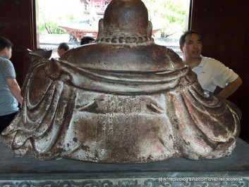 Une grande figure de Guanyin en fonte &agrave; inscription sur le dos, Chine, Ming/Qing