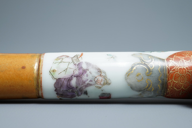 Een Chinese famille rose opiumpijp met zijden tasje, 19e eeuw