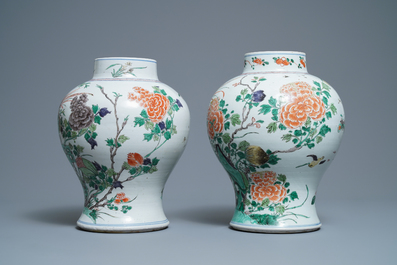 Une paire de vases en porcelaine de Chine famille verte, Kangxi