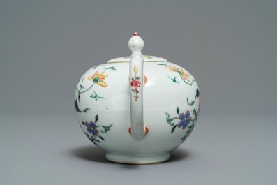 Un service &agrave; th&eacute; en porcelaine de Chine famille rose, Qianlong