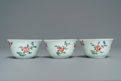 Een Chinees famille rose 15-delig theeservies met floraal decor, Qianlong