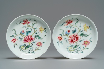 Een Chinees famille rose 15-delig theeservies met floraal decor, Qianlong