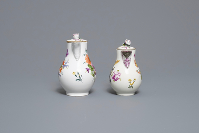 Deux verseuses en porcelaine de Meissen &agrave; d&eacute;cor floral, Allemagne, 18/19&egrave;me