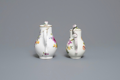 Deux verseuses en porcelaine de Meissen &agrave; d&eacute;cor floral, Allemagne, 18/19&egrave;me