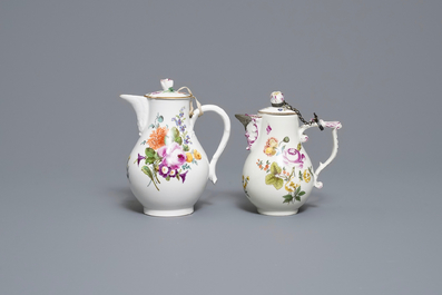 Deux verseuses en porcelaine de Meissen &agrave; d&eacute;cor floral, Allemagne, 18/19&egrave;me