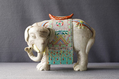 Un grand mod&egrave;le d'un &eacute;l&eacute;phant en porcelaine de Chine famille rose, 19&egrave;me