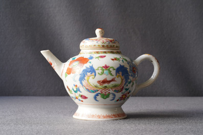 Een Chinese famille rose 'Pompadour' theepot met deksel, Qianlong