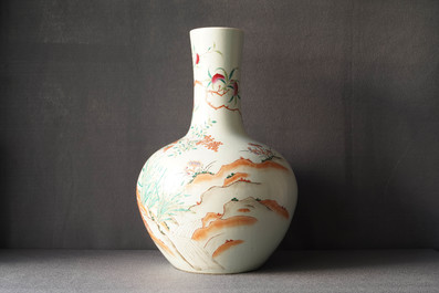 Un vase en porcelaine de Chine famille rose &agrave; d&eacute;cor de p&ecirc;ches, marque de Qianlong, 19&egrave;me