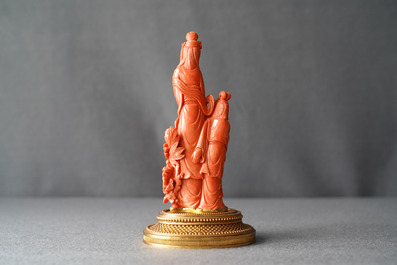 A Chinese carved red coral group of a lady and a girl, 19/20th C.
