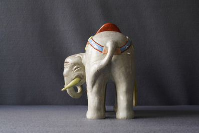 Un grand mod&egrave;le d'un &eacute;l&eacute;phant en porcelaine de Chine famille rose, 19&egrave;me