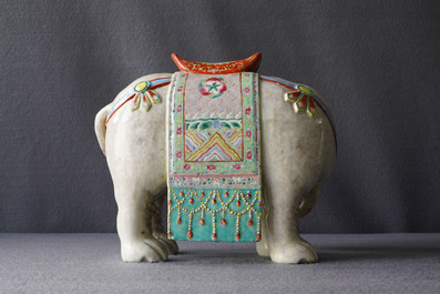 Un grand mod&egrave;le d'un &eacute;l&eacute;phant en porcelaine de Chine famille rose, 19&egrave;me