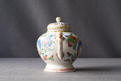 Een Chinese famille rose 'Pompadour' theepot met deksel, Qianlong