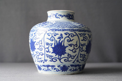 Een Chinese blauw-witte vaas met lotusslingers, gedateerd 1587, Wanli merk en periode