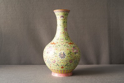 Un vase de forme bouteille en porcelaine de Chine famille rose &agrave; fond vert citron, marque de Qianlong, R&eacute;publique