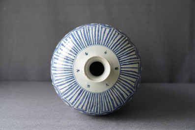 Een keizerlijke Chinese blauw-witte meiping vaas met lotusslingers, Wanli merk en periode
