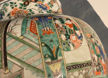 Une paire de grands vases couverts en porcelaine de Chine famille verte, Kangxi