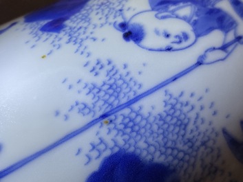 Een Chinese blauw-witte rouleau vaas met een zeldzame voorstelling van Zhang Xiang, Transitie periode