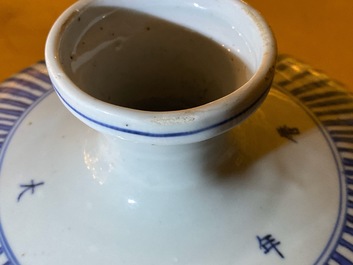 Een keizerlijke Chinese blauw-witte meiping vaas met lotusslingers, Wanli merk en periode