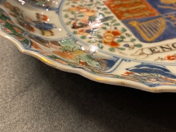 Un plat armori&eacute; 'Angleterre' en porcelaine de Chine famille verte, Kangxi/Yongzheng