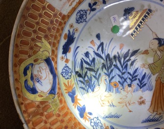 A pair of Chinese Imari-style plates after Cornelis Pronk: 'Dames au Parasol', Qianlong
