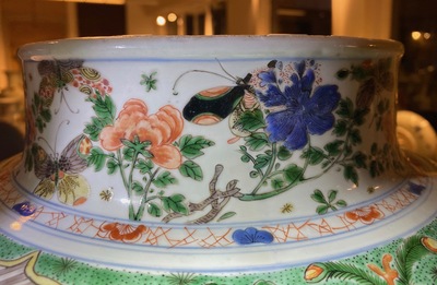 Une paire de grands vases couverts en porcelaine de Chine famille verte, Kangxi