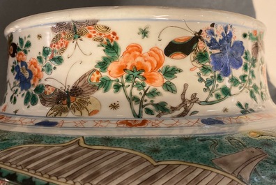 Une paire de grands vases couverts en porcelaine de Chine famille verte, Kangxi