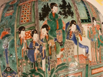 Une paire de grands vases couverts en porcelaine de Chine famille verte, Kangxi