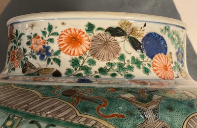 Une paire de grands vases couverts en porcelaine de Chine famille verte, Kangxi