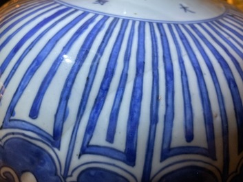 Un vase imp&eacute;rial de forme meiping en porcelaine de Chine bleu et blanc, marque et &eacute;poque de Wanli