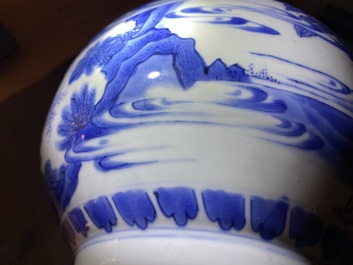 Een Chinese blauw-witte kalebasvaas met figuratief decor, Transitie periode